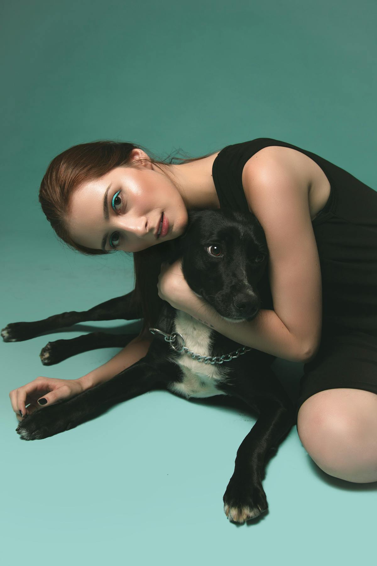 女飼主緊緊抱著愛犬，象徵米克斯毛孩與主人之間深厚的信任與家人般的情感連結